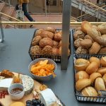 Käseplatte, Brotauswahl, Spargelcremesüppchen mit Bärlauchschmand und Eismeergarnelen