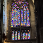 Das jüngste (2007) Kirchenfenster im Dom. Googelt mal "Richter-Fenster"
